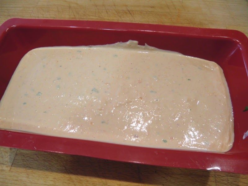 Pastel frío de salmón en molde de silicona